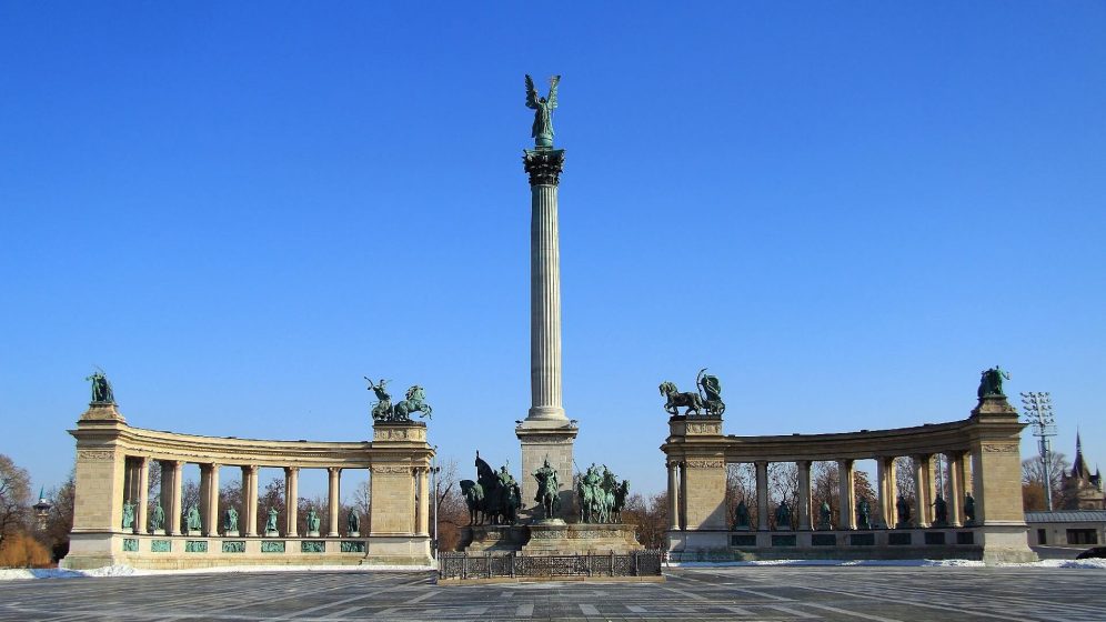 Gábriel arkangyal a Hősök tere központjában