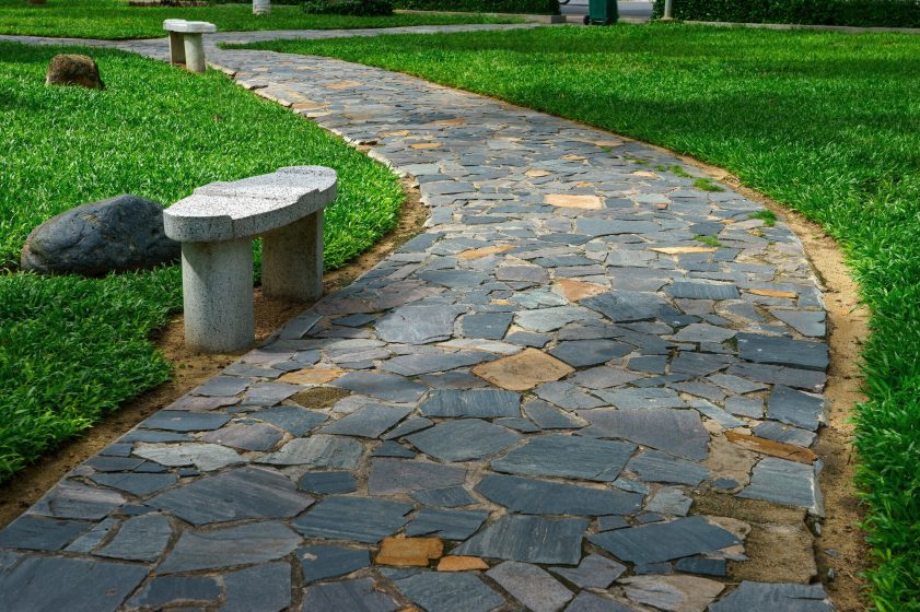 Kőborítású út parkban.